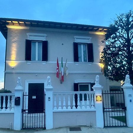 Four Lions Villa Guesthouse 比萨 外观 照片